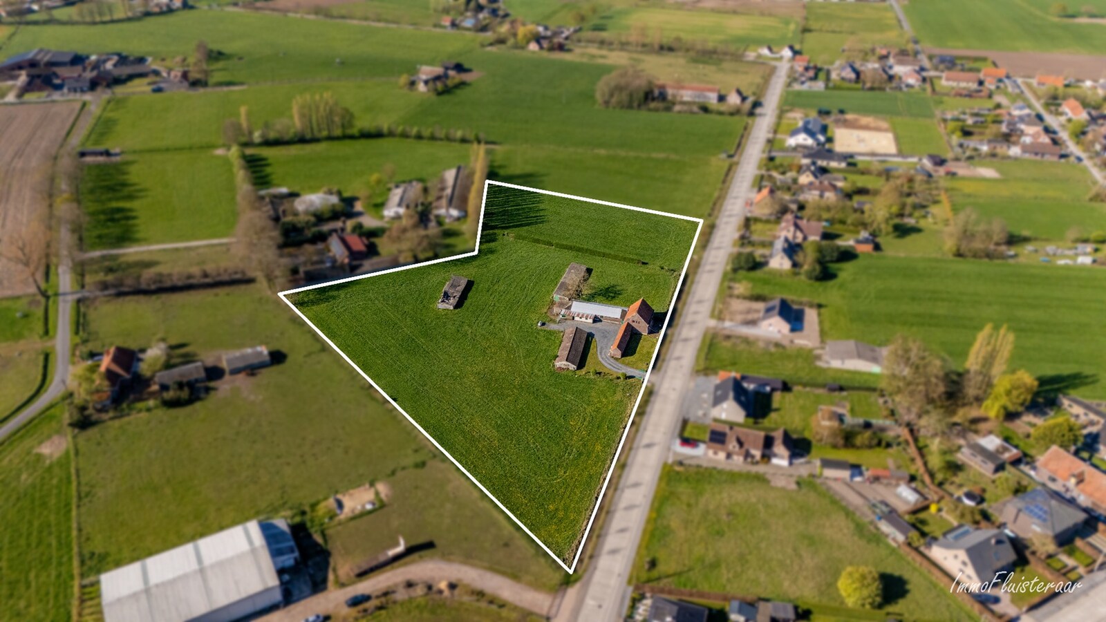 Renovated farmhouse with stables and pasture on approximately 1.7 hectares in Nazareth. 