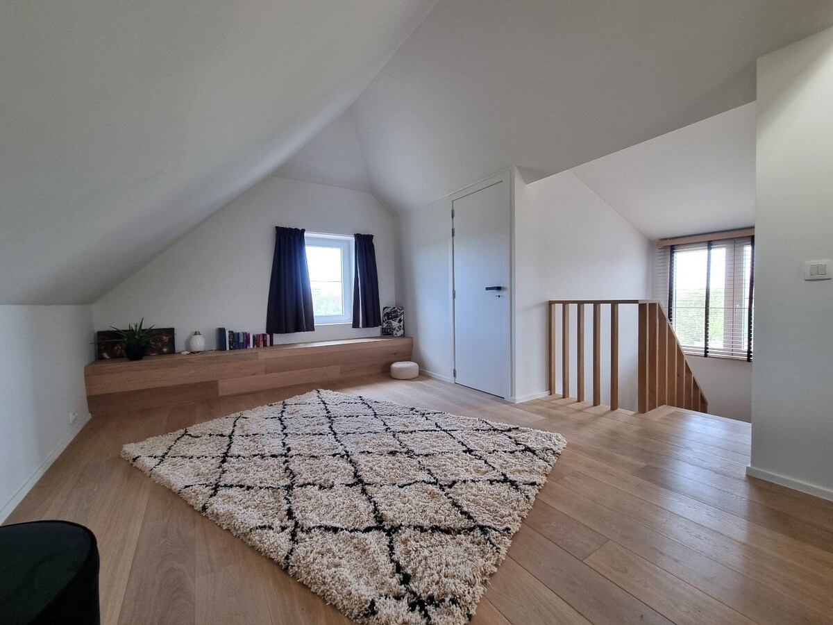 Prachtige, volledig gerenoveerde halfopen bebouwing op groot perceel van 842m² 