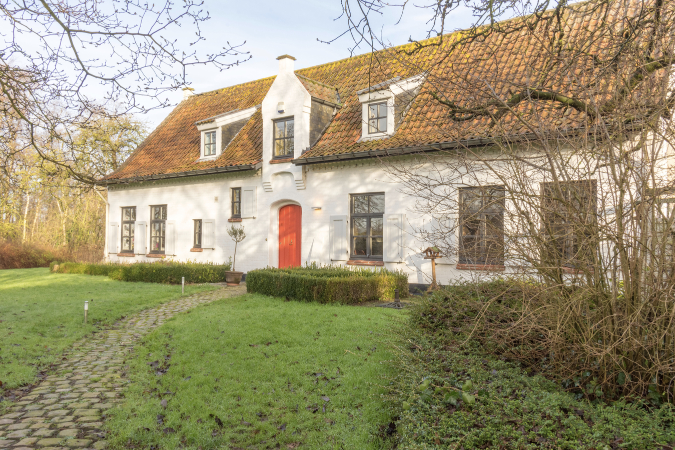 Idyllisch gelegen hoeve-villa met schuur 