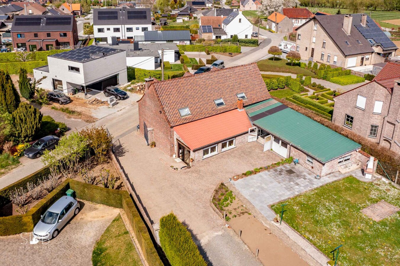 Eigentijdse woning met loods en weiland op 5.780 m². 