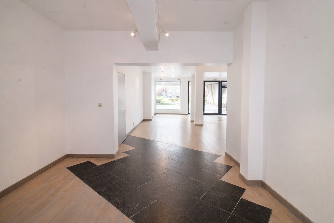 Te koop in Sint-Niklaas: uitzonderlijk handelshuis met woonst en duplex appartement, met optionele garageboxen en sterk opbrengstpotentieel 