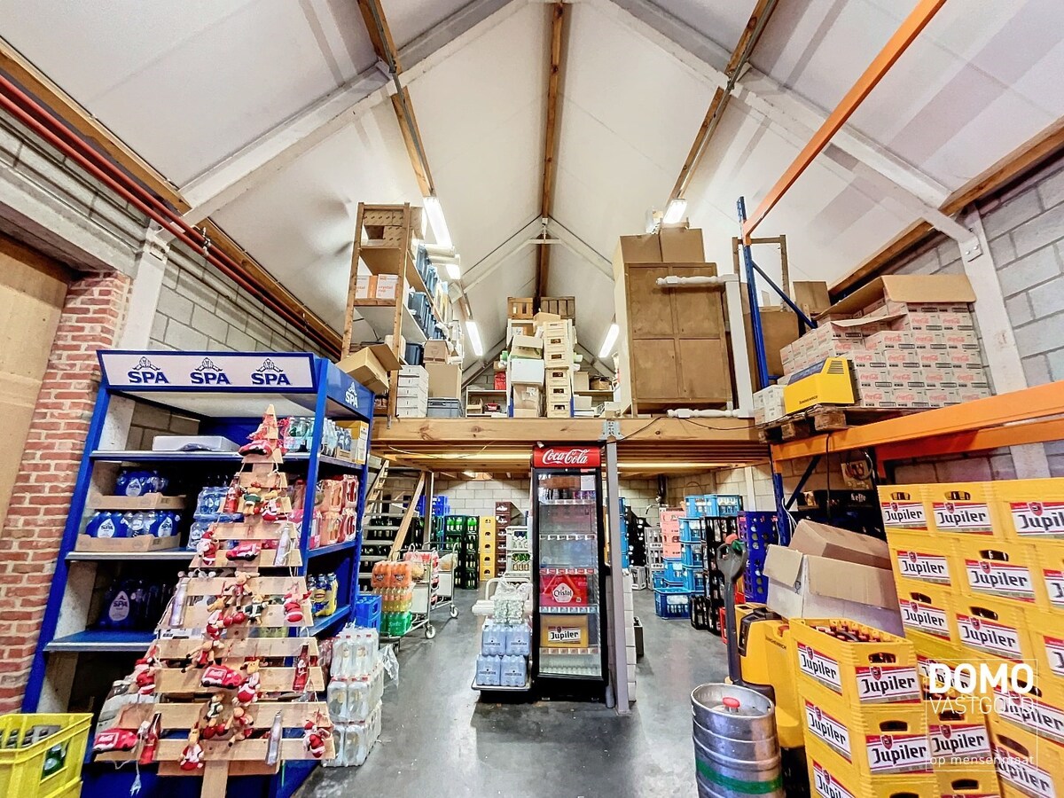 UNIEK pand met tal van mogelijkheden, gunstig gelegen te Kermt. 