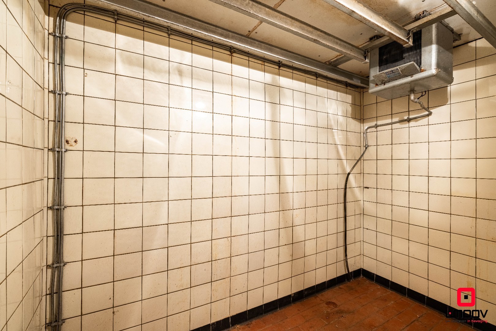 Ruime te renoveren stadswoning met garage en vier slaapkamers in de stationswijk 