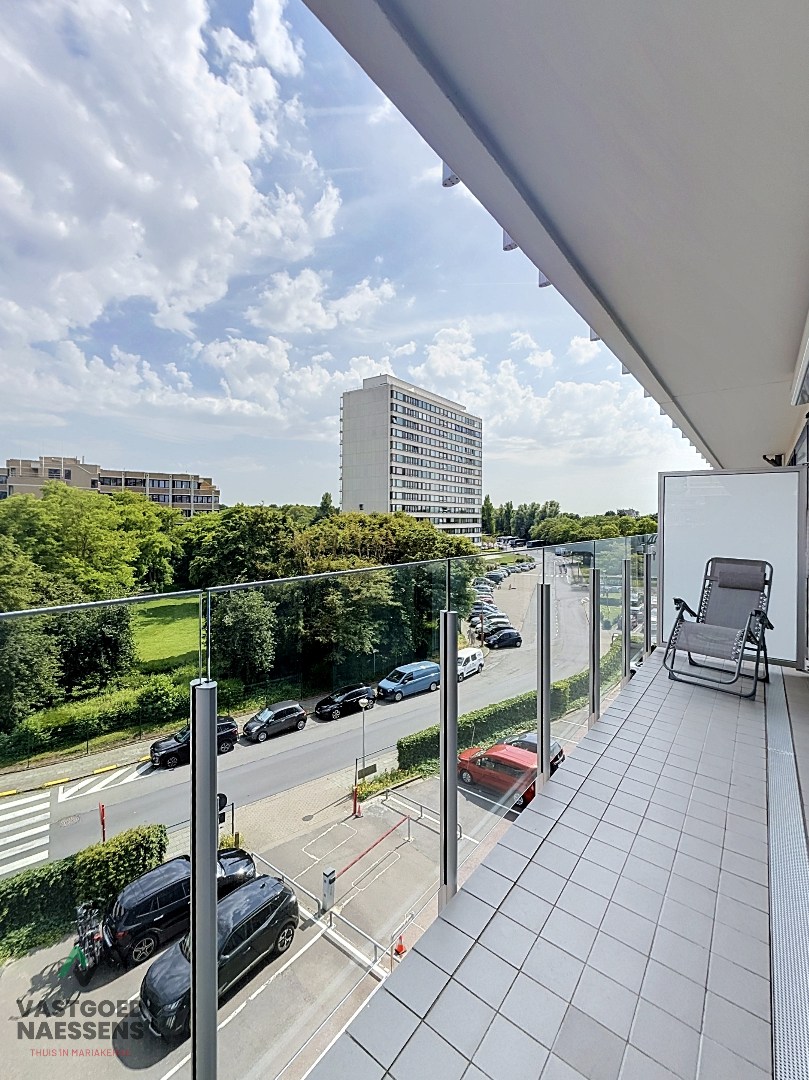 Magnifique appartement rénové de 2 chambres avec terrasse et vue sur le port. 