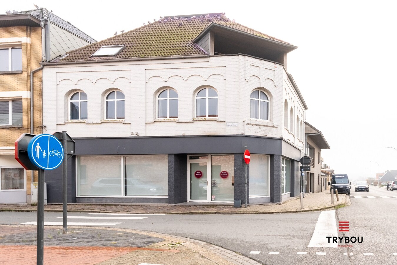 Ruime en instapklare kantoorruimte in centrum Houthulst - extra mogelijkheid tot aankoop bovenstaand appartement! 