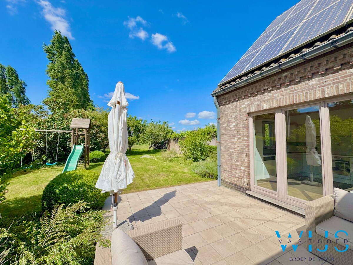 Verrassend ruim woonhuis in het landelijke Sleidinge ! 