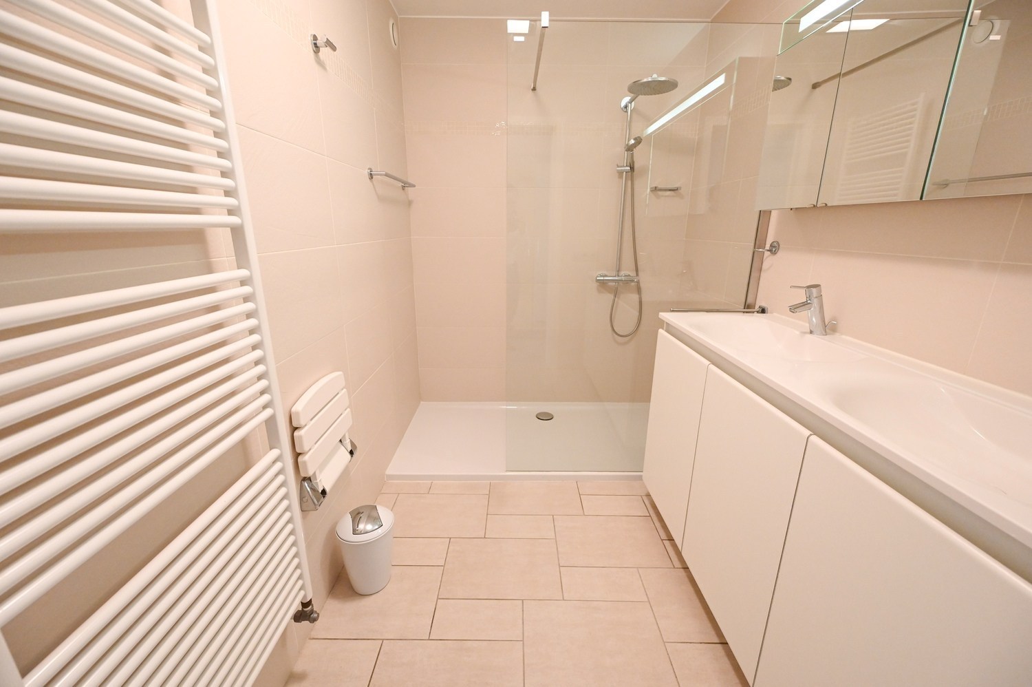 GEMEUBELD - Super gelegen en perfect onderhouden appartement, gelegen in de Van Bunnenlaan. 