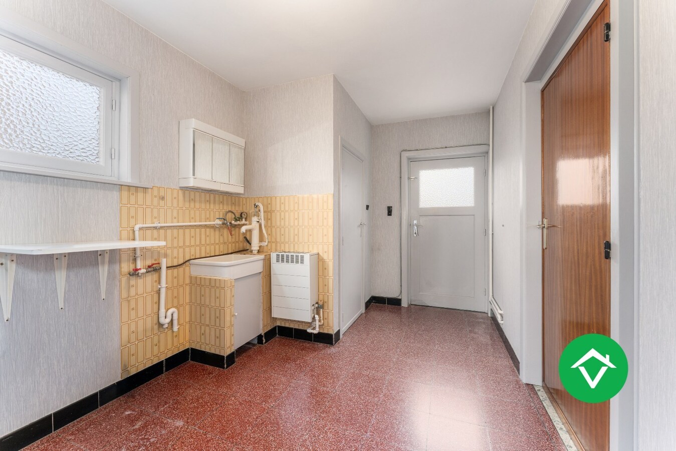 Op te frissen gezinswoning met twee garages en landelijk zicht te Eernegem 