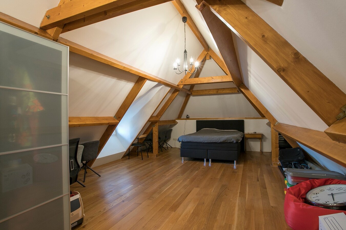 Riante vrijstaande villa met rieten dak gelegen op een perceel van 1.240 m2. 