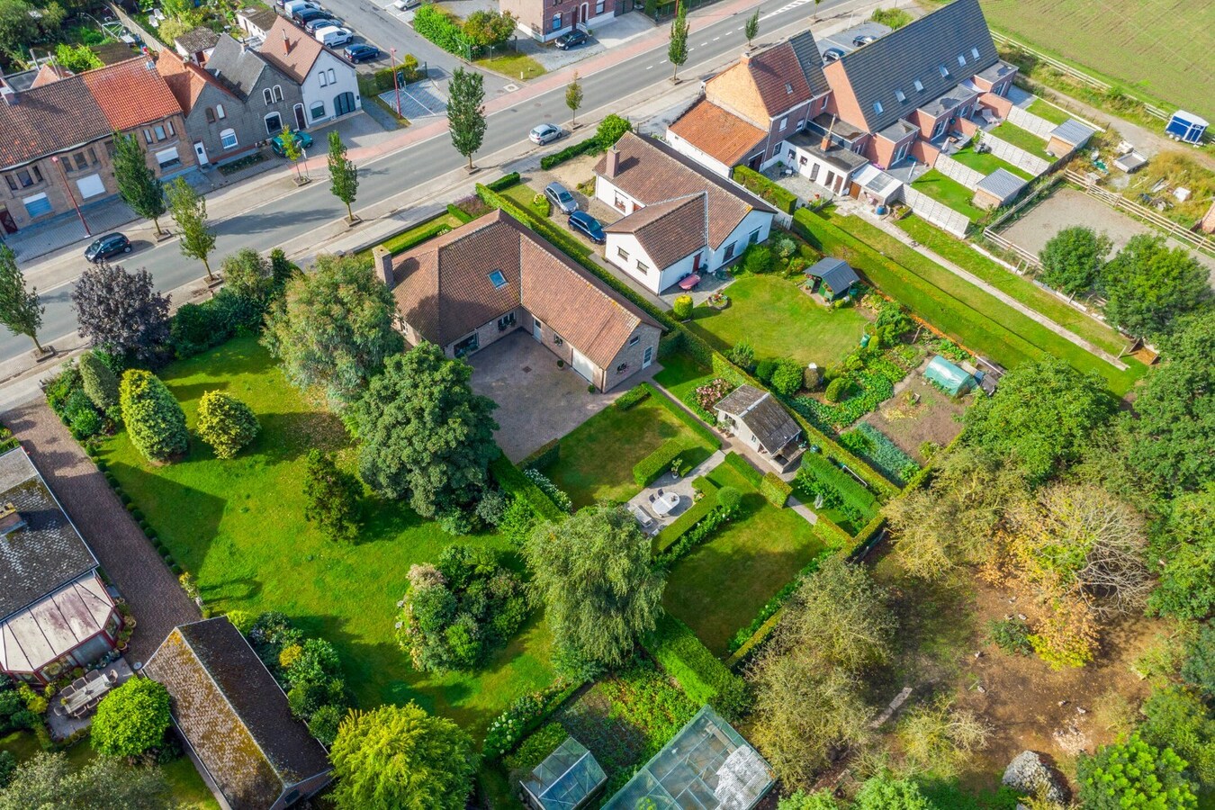 Gunstig gelegen villa met prachtig aangelegde tuin 
