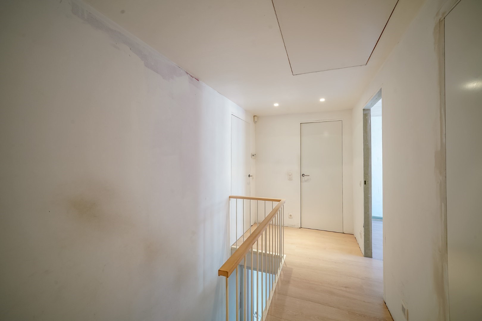 Ruime eengezinswoning in centrum Oudenburg met handelsruimte op gelijkvloers. 