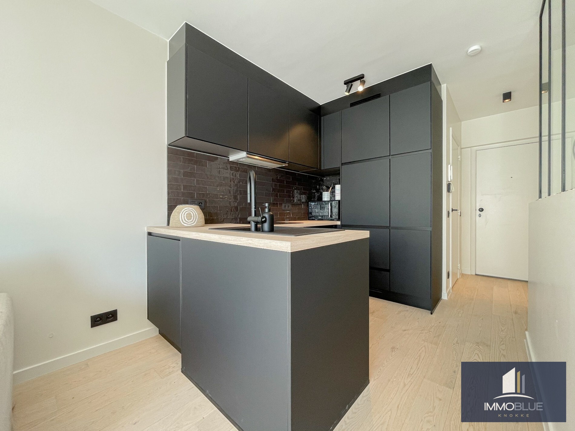 Recent tijdloos gerenoveerd appartement gelegen op de Kustlaan. 