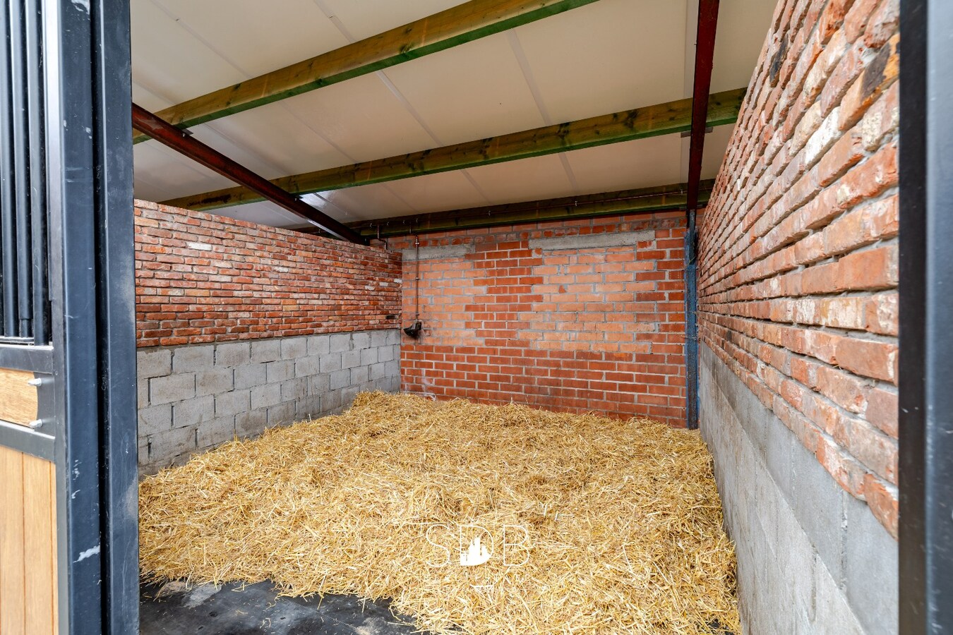 Hedendaagse woning met hippische accommodatie op 17.782m² 