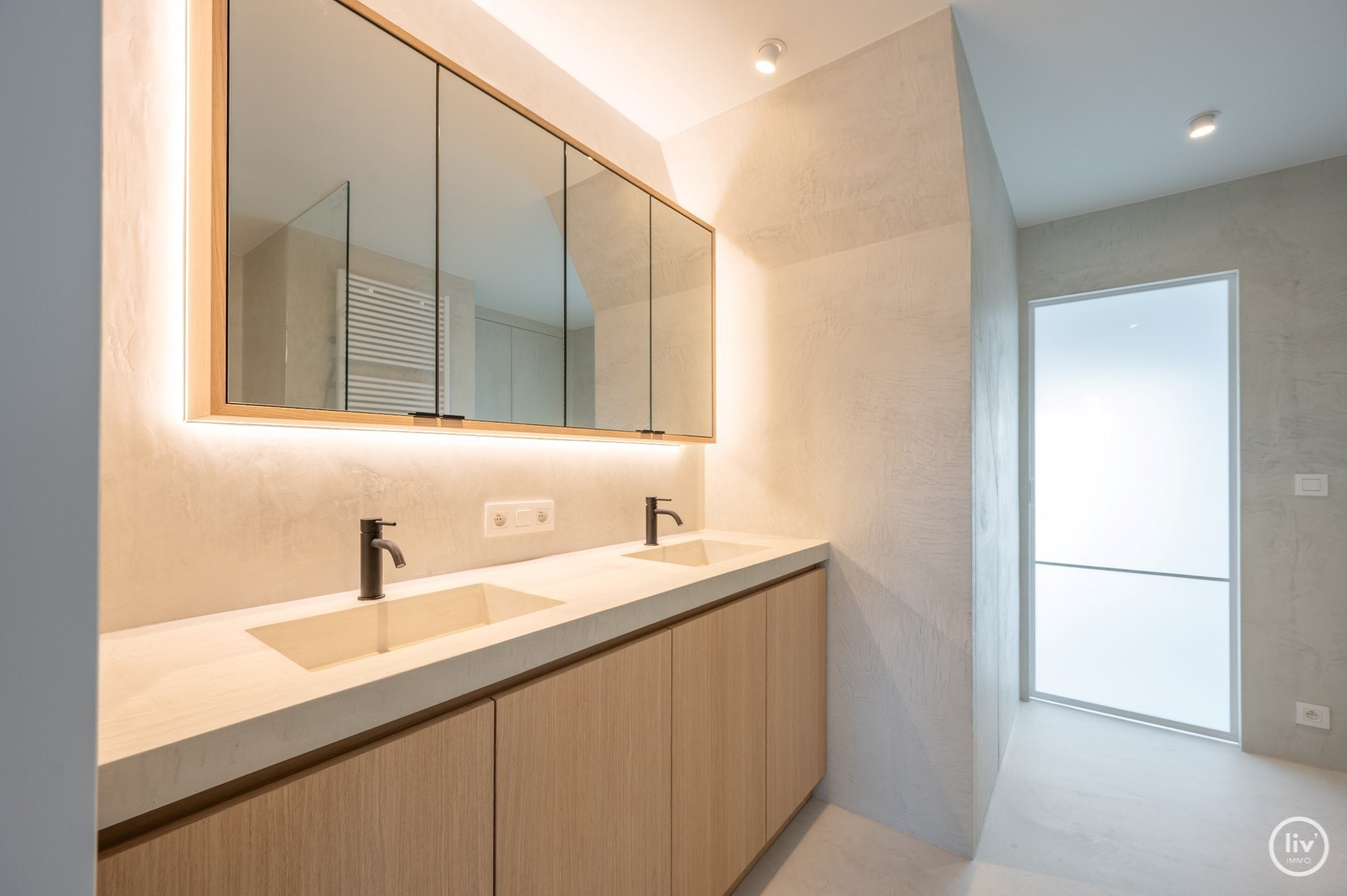 Superbe appartement en duplex magnifiquement rénové avec une spacieuse terrasse orientée vers l'ouest, situé sur la Lippenslaan à Knokke. 