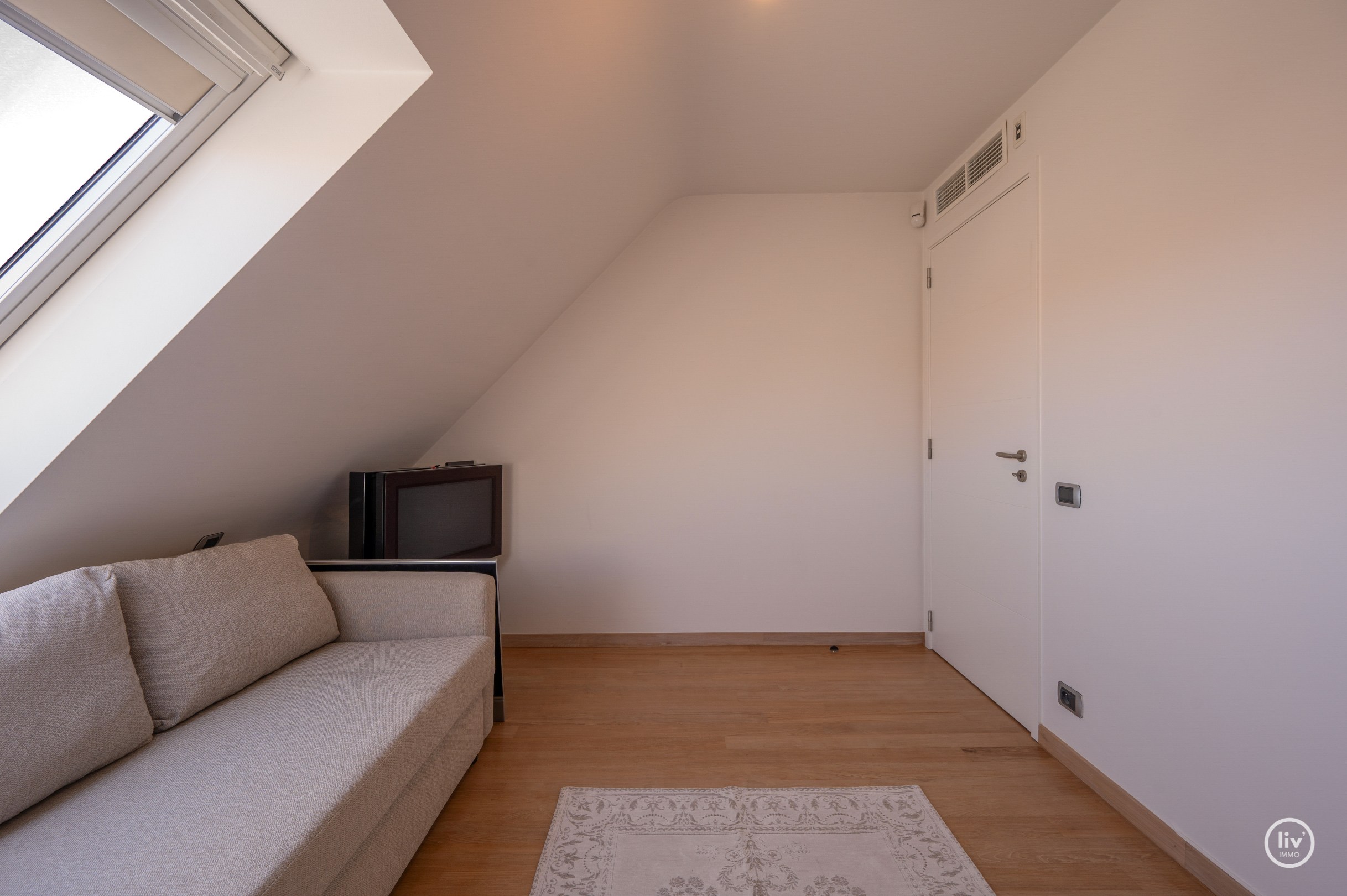 Prachtig en ruim 3-slaapkamerappartement met mooie terrassen en magnifiek open zicht alsook zeezicht.. 