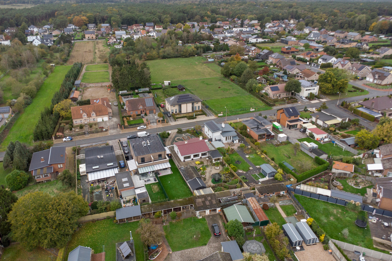 Vrijstaand landhuis voor gelijkvloers wonen. 2 slaapkamers. Tuin, berging, garage. 