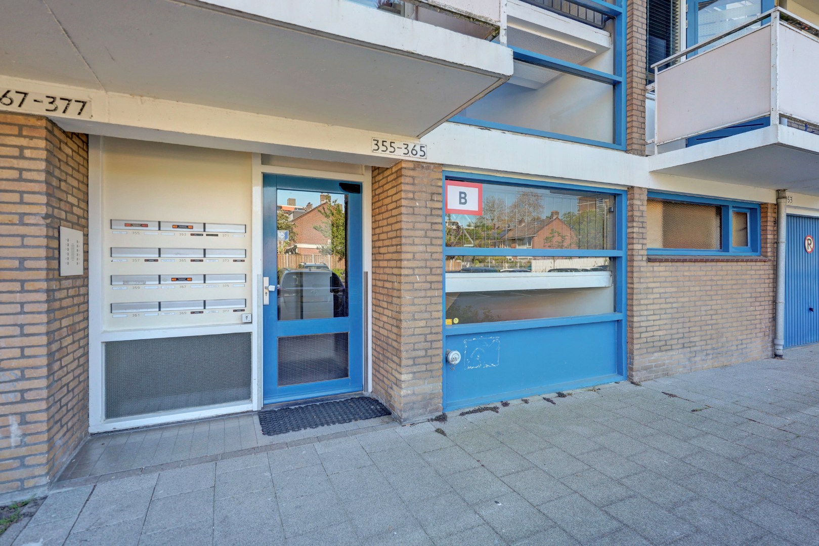 Goed onderhouden en instapklaar 4-kamer hoek-appartement op de 4e verdieping met moderne keuken en badkamer, 3 balkons en gelegen op eigen grond. 