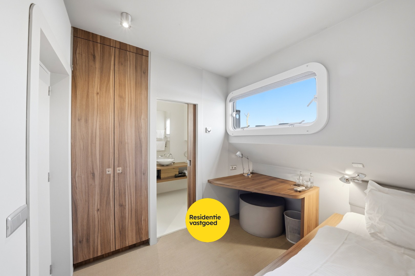 Unieke woonboot met B&amp;B en vergunde ligplaats in Plassendale 