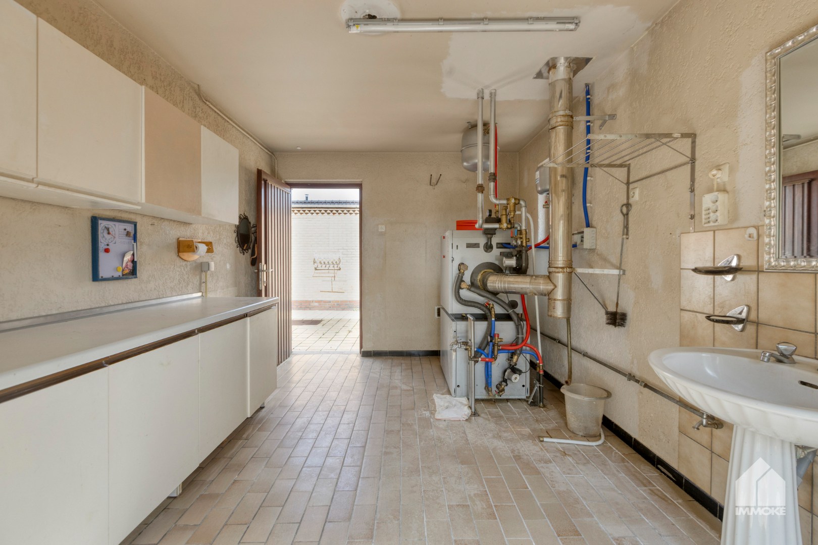 Te renoveren, gelijkvloerse woning op 13a 60ca met 2 slpk en garage. 