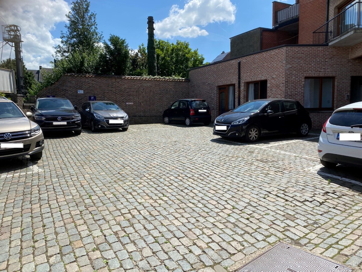 Ruim commercieel pand met parking. Uitstekende ligging nabij station en ziekenhuis. 