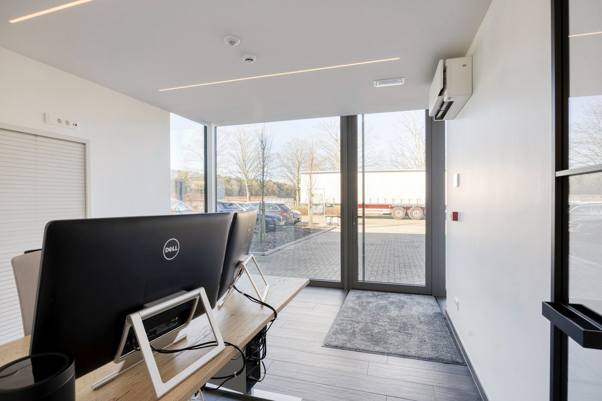 Grondig gerenoveerd KMO gebouw met magazijn en kantoorruimtes in Heverlee op een perceel van 11a19ca! – EPC -22,65 kWh/m² 