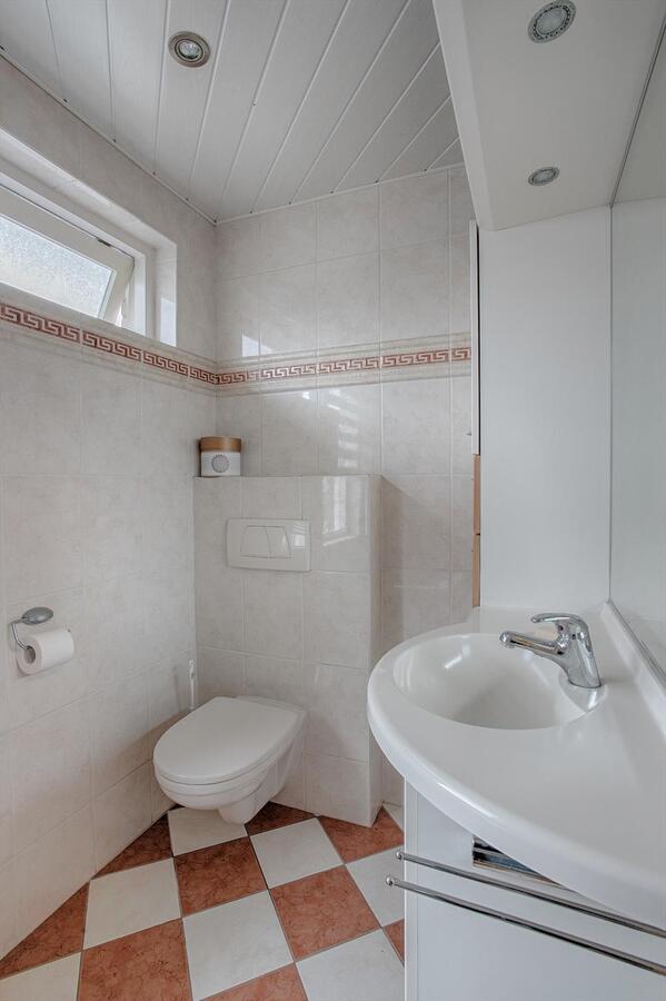 Halfvrijstaande woning met berging en vrije achterom gelegen in een rustige wijk in Bladel. 