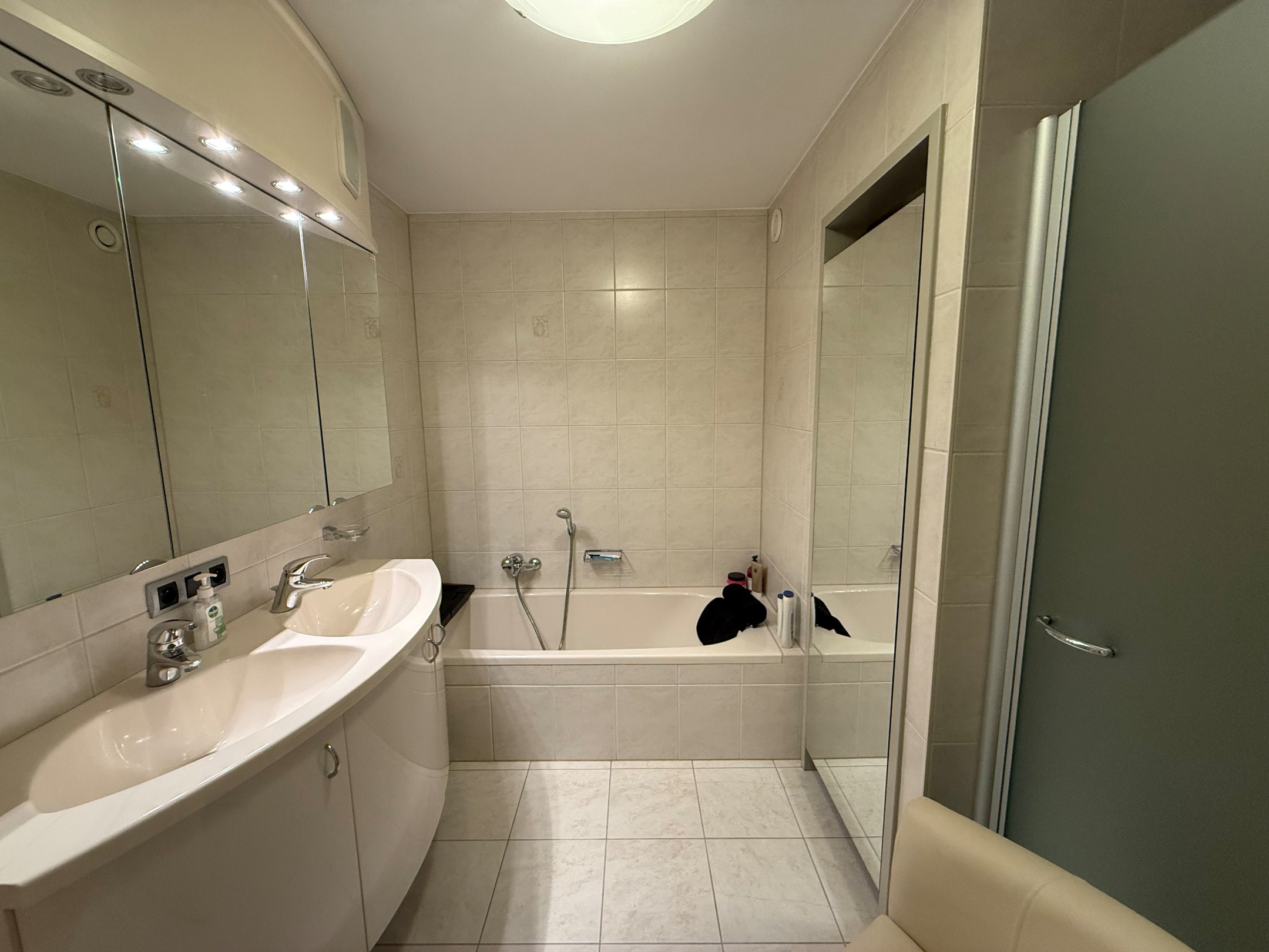 Meublé - Appartement idéalement situé et parfaitement entretenu avec 2 chambres et une grande terrasse situé dans l'avenue Van Bunnen. 