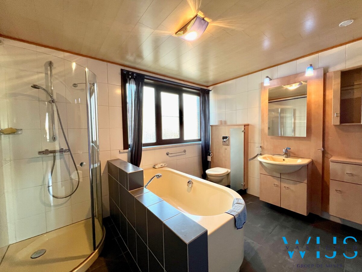 Instapklaar en gezellig woonhuis in hartje Ertvelde ! 