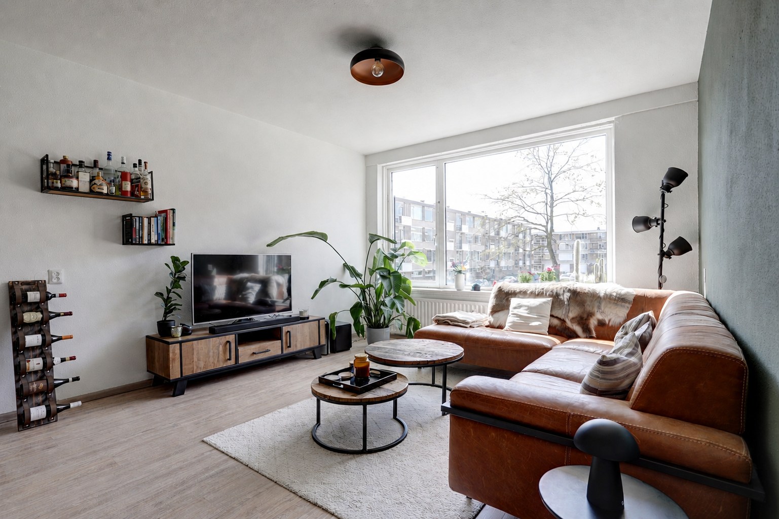 Instapklaar 3-kamer appartement op de 1e verdieping met keurige keuken en badkamer, 2 balkons, berging in de onderbouw en is gelegen op eigen grond. 