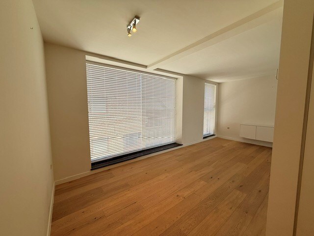 Luxe duplexappartement te huur in het hart van Maaseik, met lift, 2 slaapkamers en 2 terrassen. 