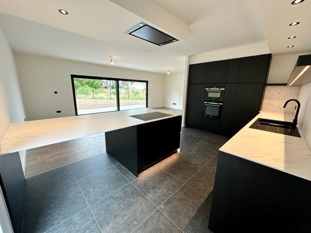 Comfortabele, hoog afgewerkte en energiezuinige nieuwbouwwoning gelegen in een rustige omgeving in Neeroeteren. 