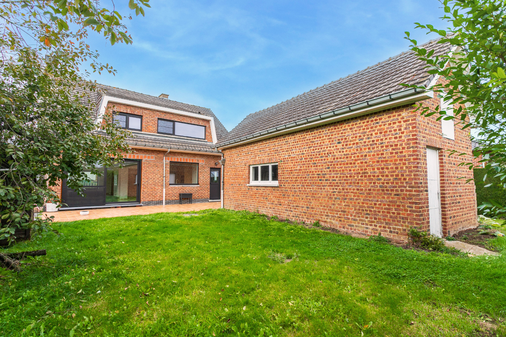 Ruime woning te Pajottegem met 4 slpks, garage en tuin op +-10a! 