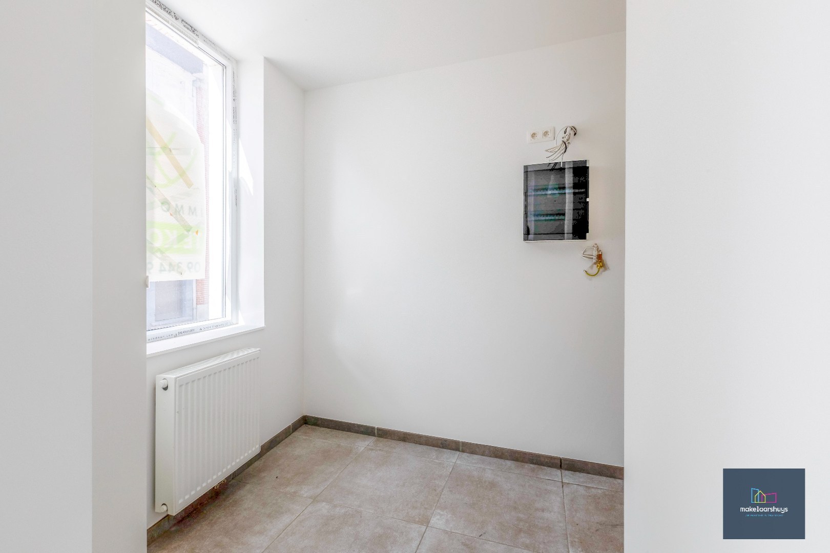 Instapklare gerenoveerde woning in rij met terras, tuin en garagebox 