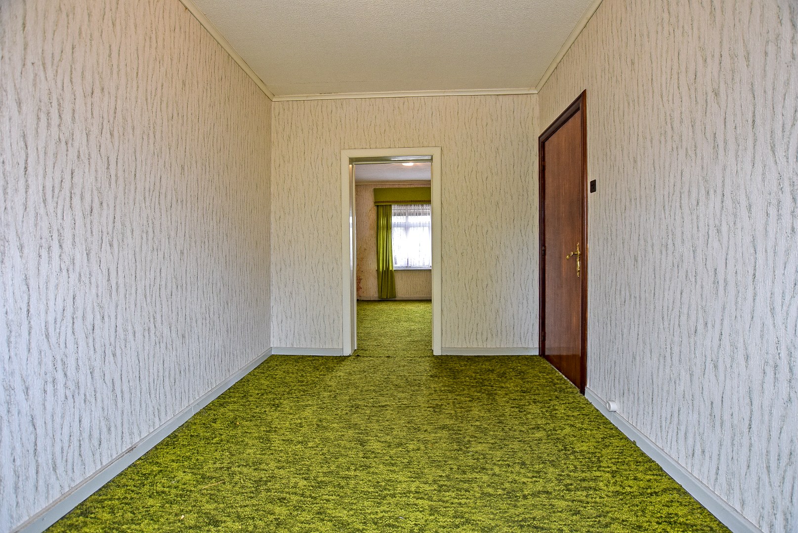 Zeer ruime te renoveren woning met statige gevel op 445 m² met zuid-west georiënteerde tuin. 