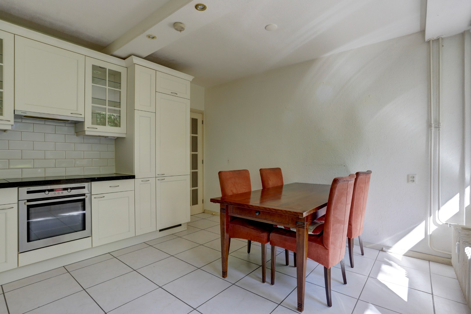 Bijna 100 m² gelijkvloers woonplezier op de begane grond met terras van ca. 36 m².  Deze 3- (voorheen 5) kamerwoning is gelegen op eigen grond! 