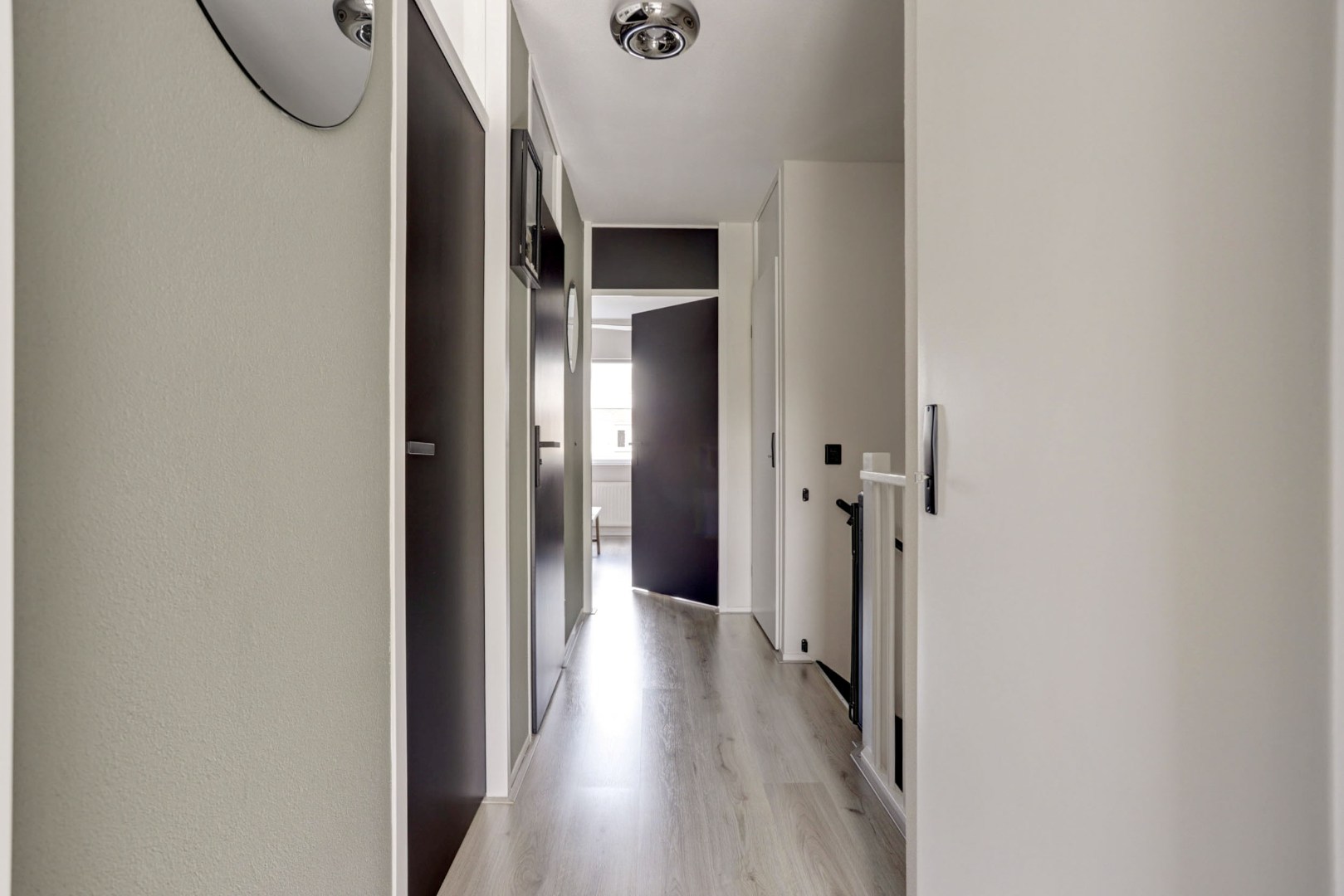 Energiezuinige (A-label) en uitstekend onderhouden 4-kamer tussenwoning met voor- en achtertuin met houten berging! 