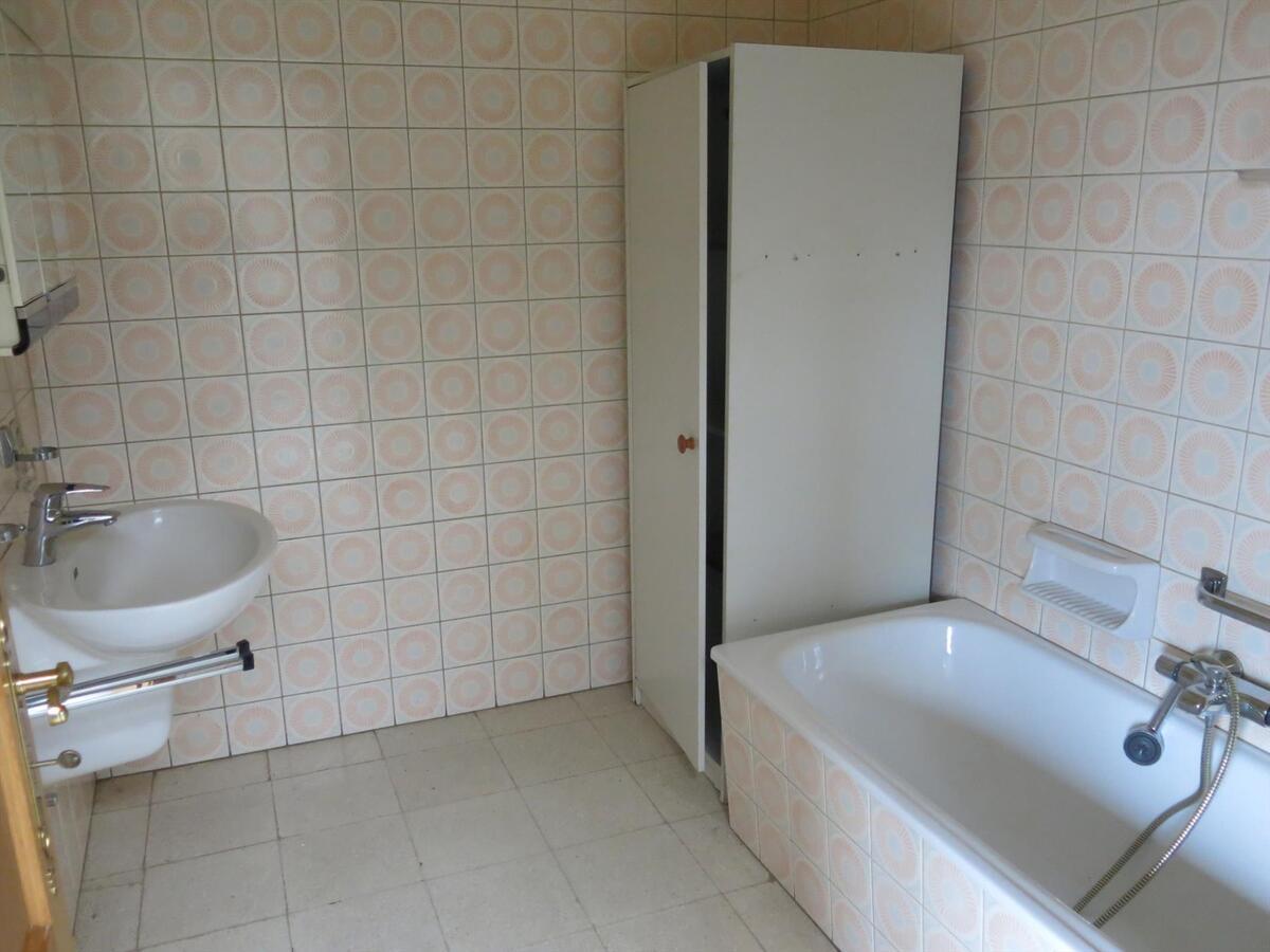 Centraal gelegen halfopen woning met ruime garage 