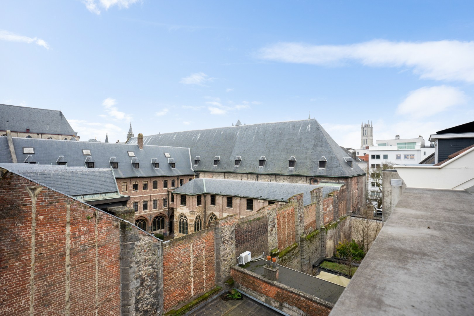 Bijzonder ruim duplexappartement met dakterras in hartje Gent 