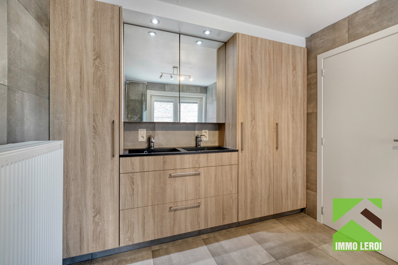 Badkamer met dubbele lavabo