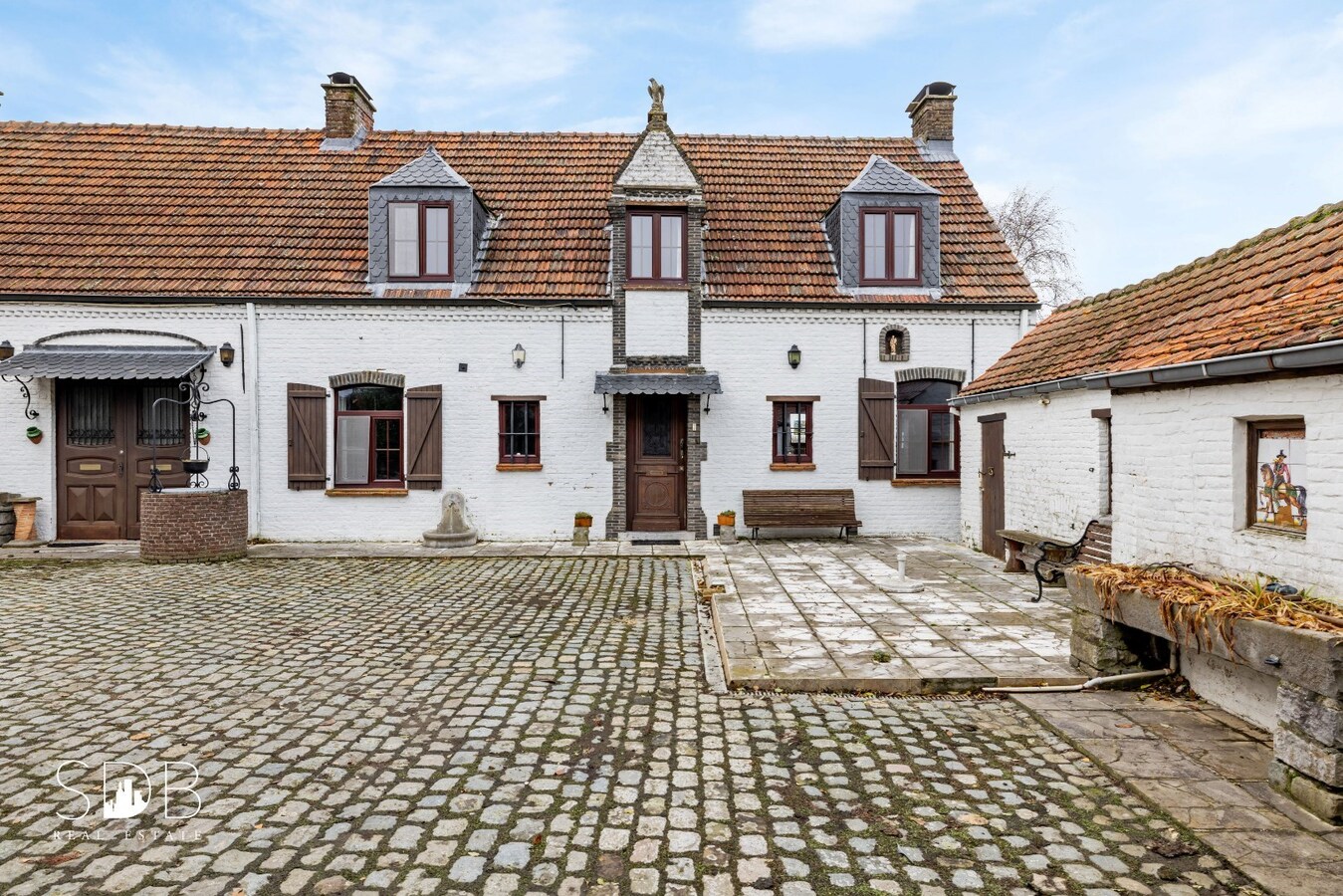 Authentieke hoeve met bijgebouwen met graslanden op circa 8.750m² 