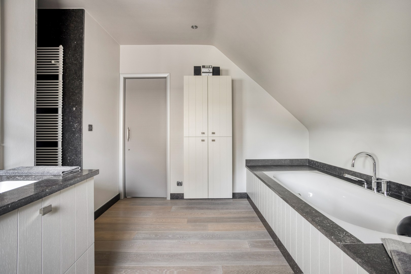 Badkamer met ligbad en douche