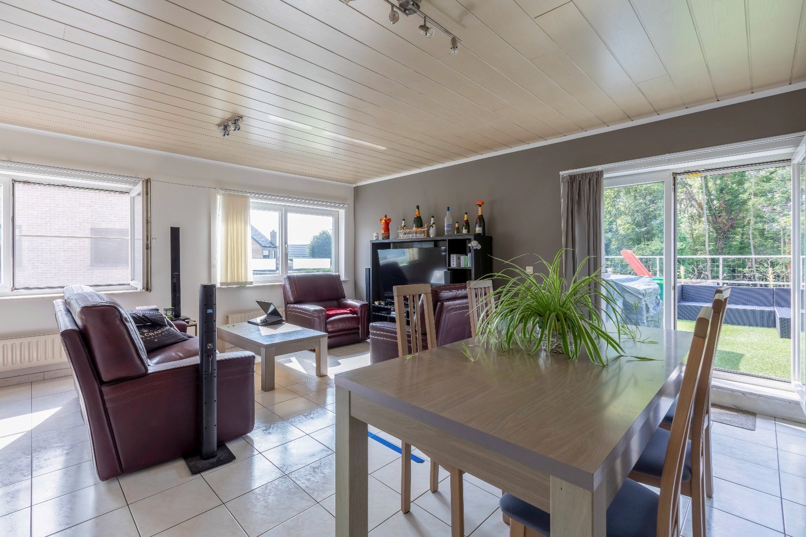 VERKOCHT ! Opbrengsteigendom met 2 appartementen en 2 garages 