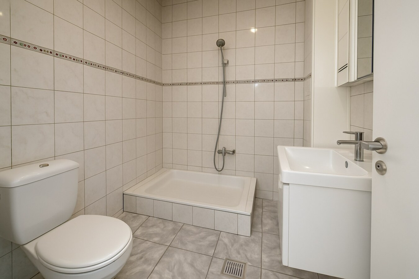 Te koop: Uitzonderlijk ruime stadswoning met 6 slaapkamers, garage en tuin in het hart van Sint-Niklaas! 