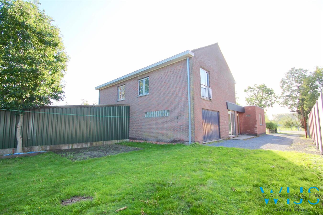 Vlot te renoveren woonhuis op een ruim perceel van 1130 vierkante meter te OOSTEEKLO ! 