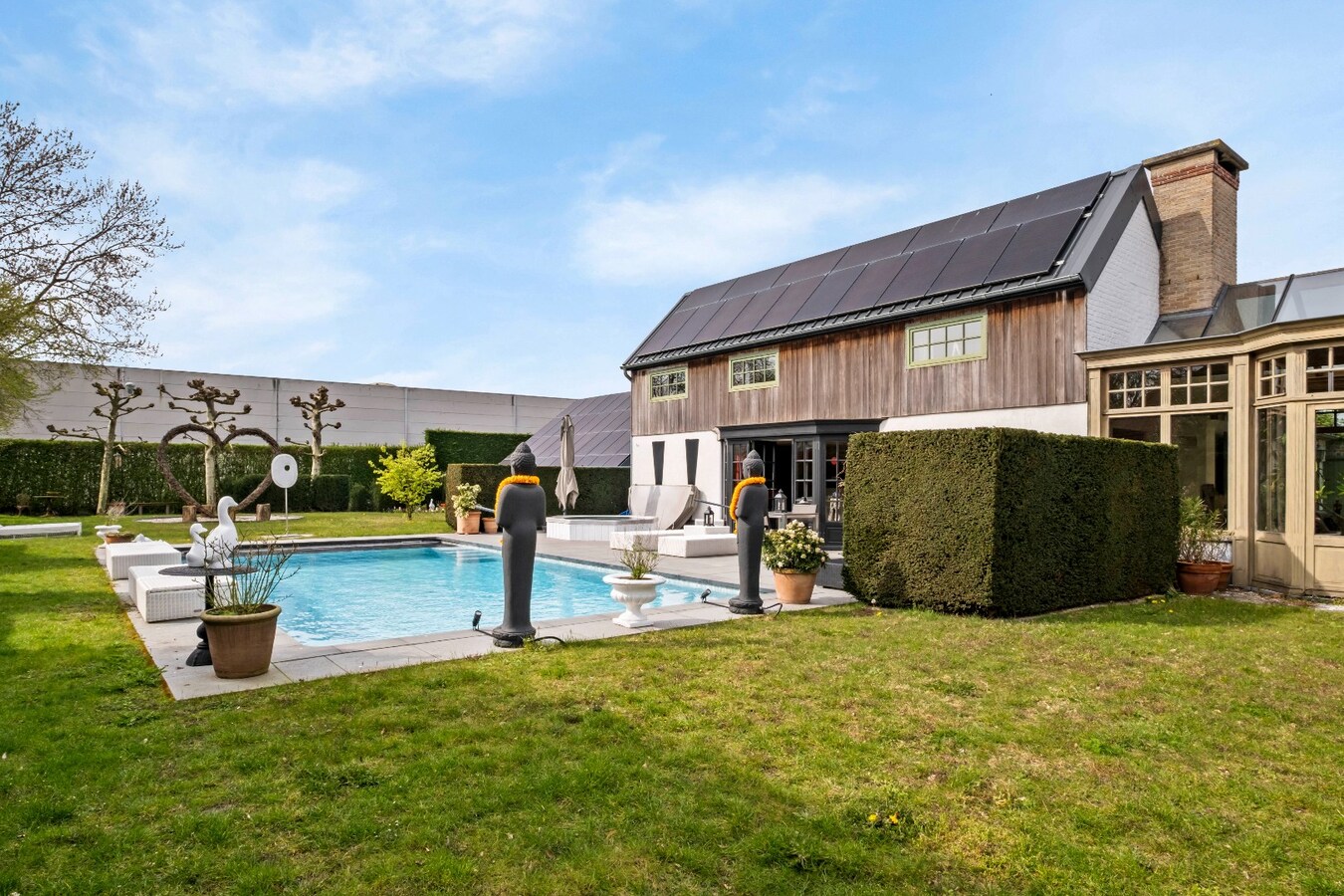 Exclusieve villa met buitenzwembad en privéwelness te Waregem ! 