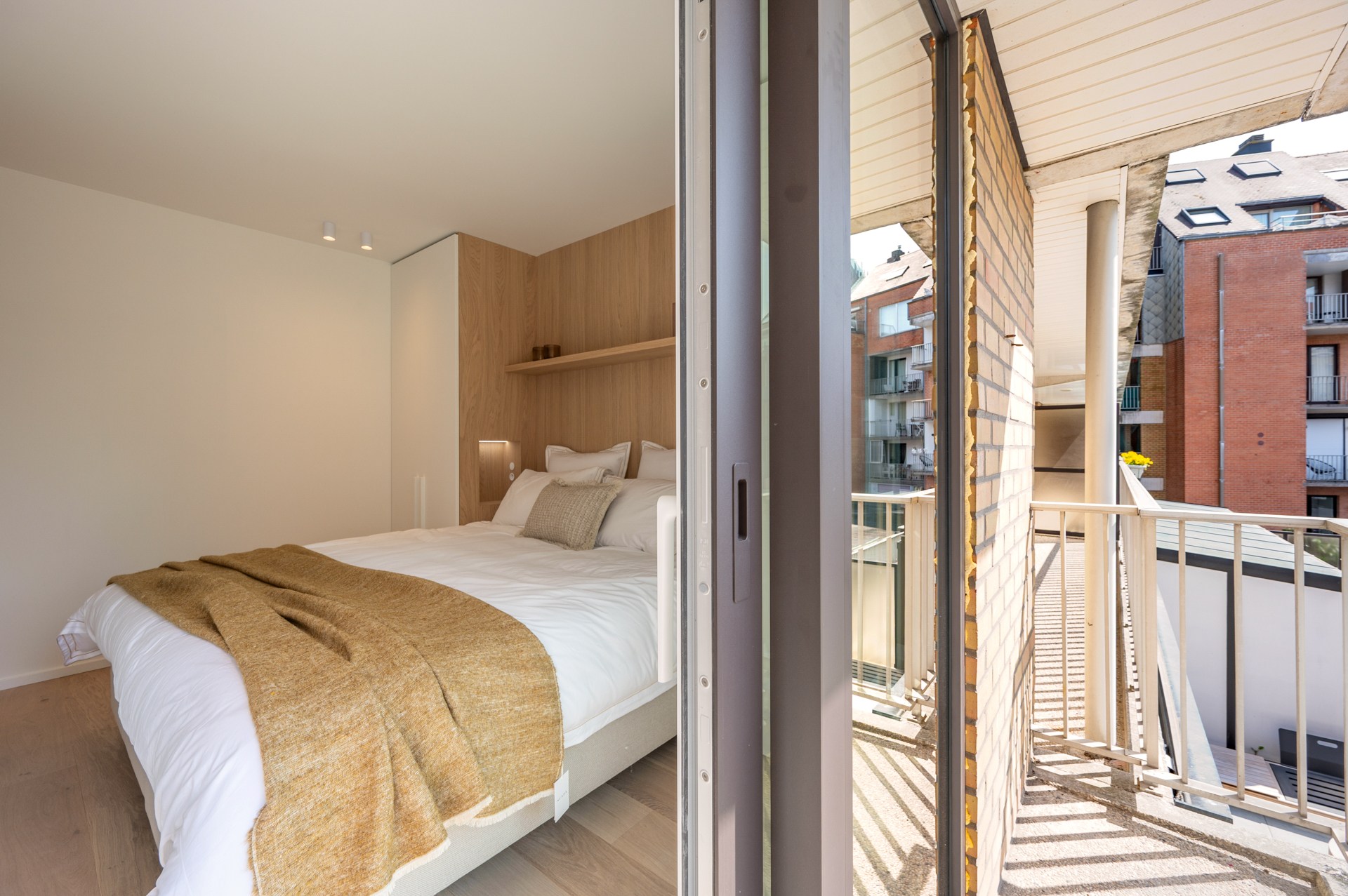 Exclusief gerenoveerd appartement met 3 slaapkamers te koop vlak bij het Albertstrand en het Lichtorenplein. 