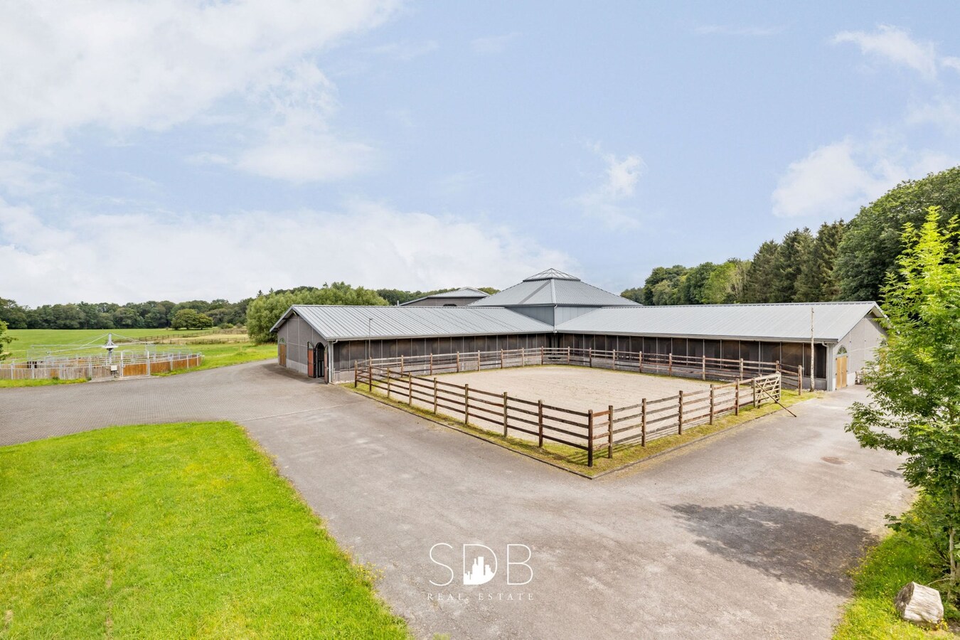 Hippische Complex met woonhuis en appartement op circa 31 Hectare 