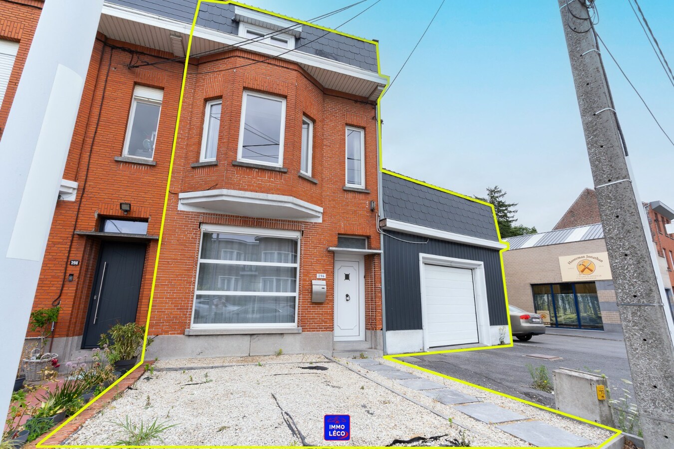 3 façades avec jardin et garage située à "La Coquinie". 