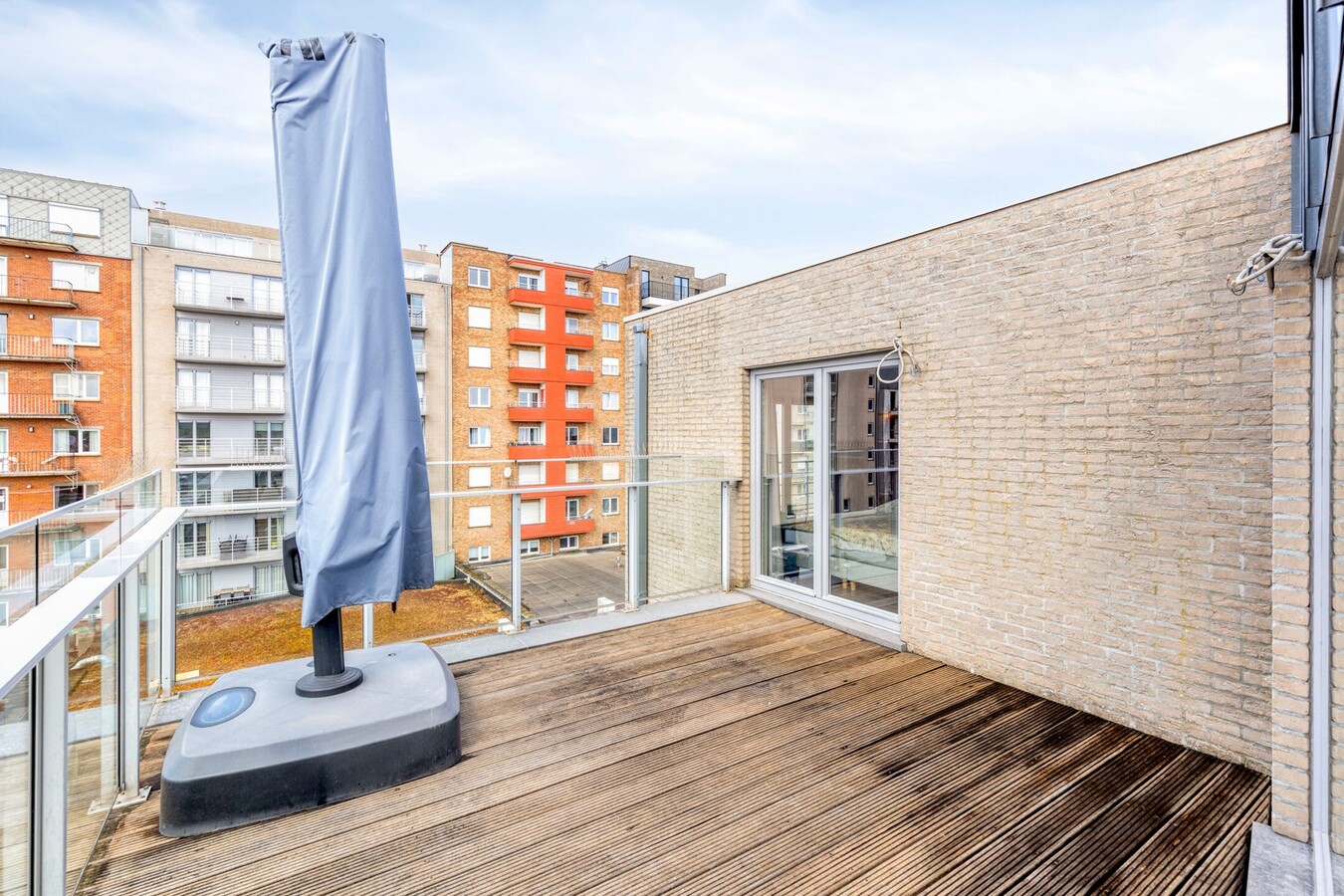 Penthouse ensoleillé avec une très grande terrasse 