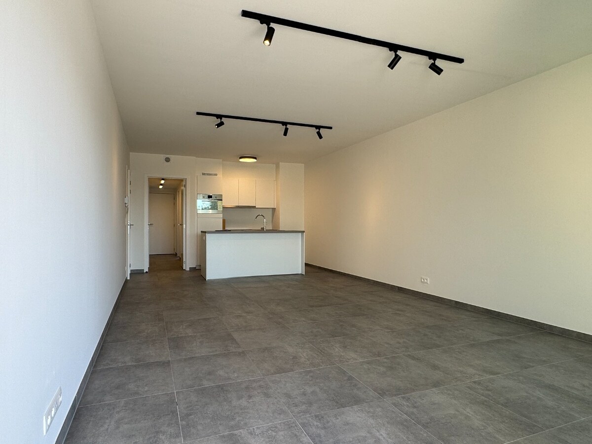 VOLLEDIG AFGEWERKT NIEUWBOUWAPPARTEMENT MET 2 SLAAPKAMERS, TERRAS, ONDERGRONDSE AUTOSTANDPLAATS EN KELDERBERGING IN RESIDENTIE "DE KWINT" TE ZONHOVEN 